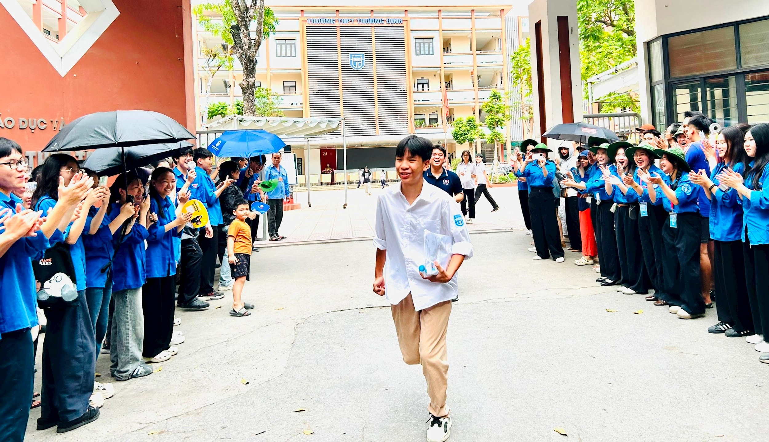 Kỳ thi vào lớp 10 tại phường Hoàng Mai: Ấm áp những vòng tay tiếp sức